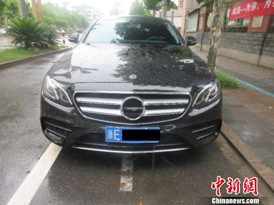 夫妻偷盗他人车标 德清公安供图