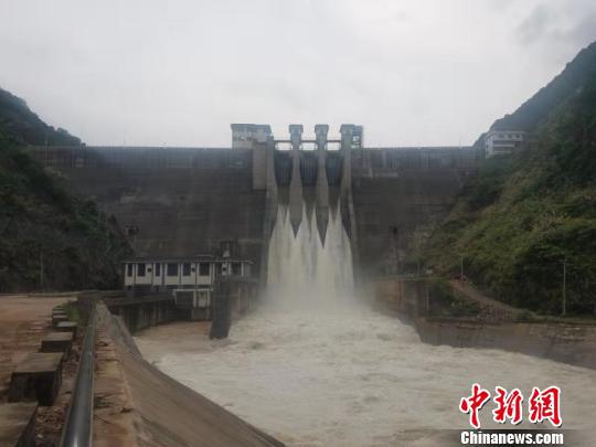 资料图:小溶江水库排洪。 刘建设 摄