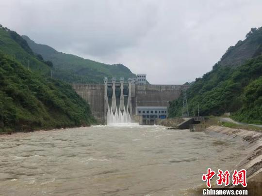 资料图:斧子口水库排洪。 刘建设 摄