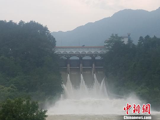 资料图:青狮潭水库排洪。 刘建设 摄
