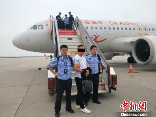 图为犯罪嫌疑人被带回接受调查 庞李柱 摄