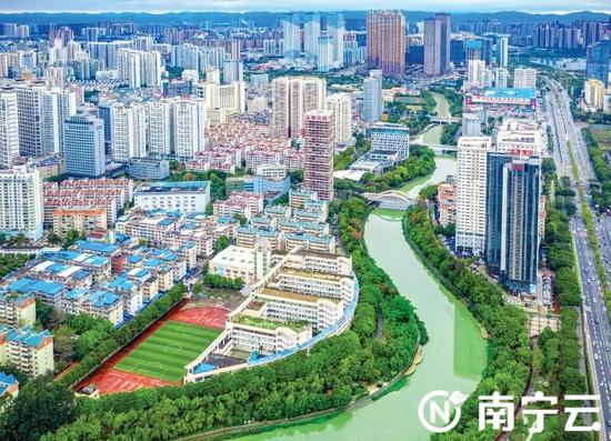 图为经过治理,竹排江从昔日的臭水沟变成水清岸绿的湿地公园,实现了生态效益显著、经济效益明显、社会效益突出的效果。 记者潘浩 摄