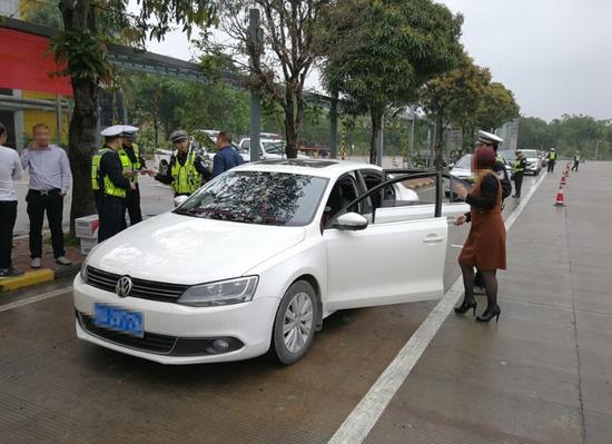 南宁:男子无证驾驶换位置躲避检查 交警全看在