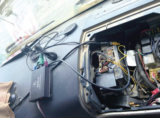 安装在车辆驾驶系统的OBD远程在线监控设备