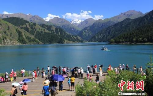 资料图:游人在景区内合影留念。 王小军 摄