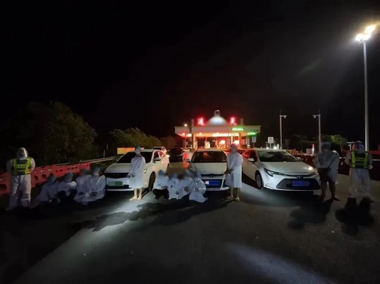 8月3日凌晨0时许，靖西边境管理大队民警查获非法入境外籍人员3批8人，抓获运送司机3人