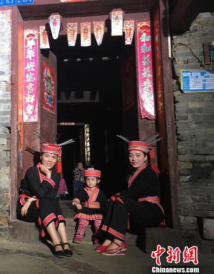 图为汪云玉(左)、汪云贵的女儿(中)和汪云贵(右)身着瑶族服饰。受访者供图