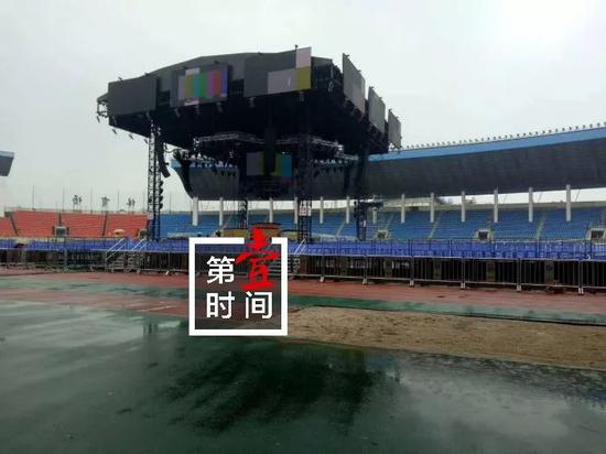 演唱会在桂林市体育中心举行,这是舞台