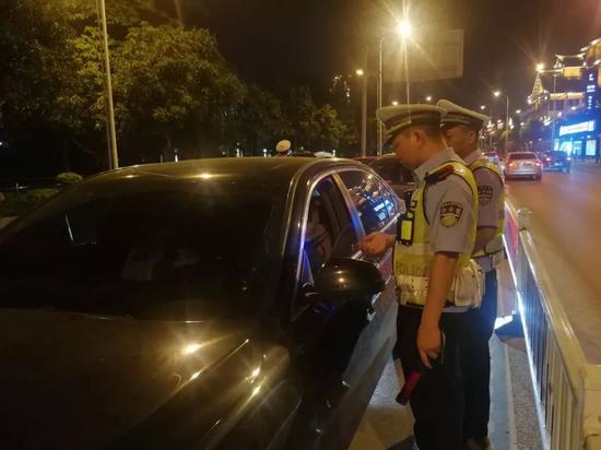 柳州一男子酒驾还谎称等代驾 交警识破小伎俩