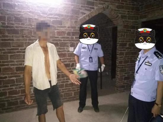 ▲民警入户清查向群众了解情况