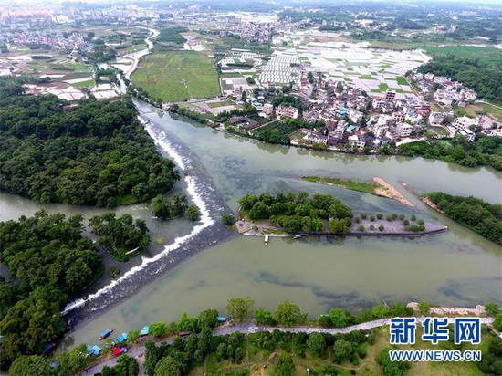 (灵渠及两岸田园。新华社记者陆波岸摄)