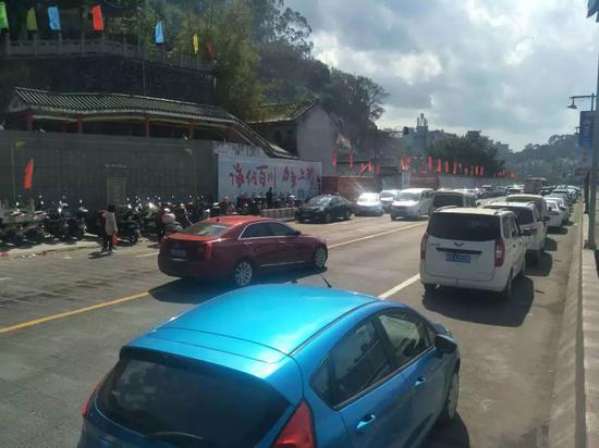 大年初一,龙母庙门前的桂林路一度交通缓慢。