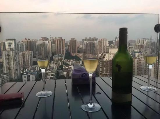 ▲闲暇时,表姑喜欢和朋友去喝酒。受访者供图