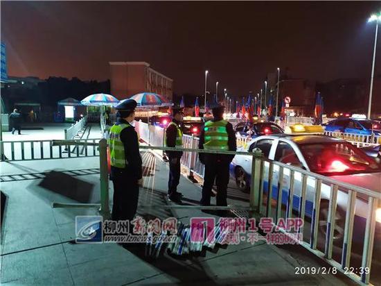 微信图片_20190210195714.jpg 在火车站前对巡游出租车开展执法检查(通讯员 秦尧 摄)