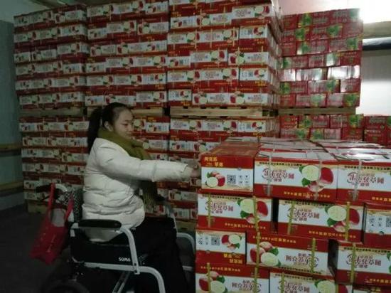 一天之前,李思懿还在为积压的一千多箱水果犯愁。受访者供图