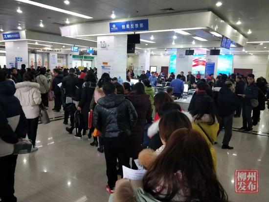 市民在社保大厅排长队等待办理业务