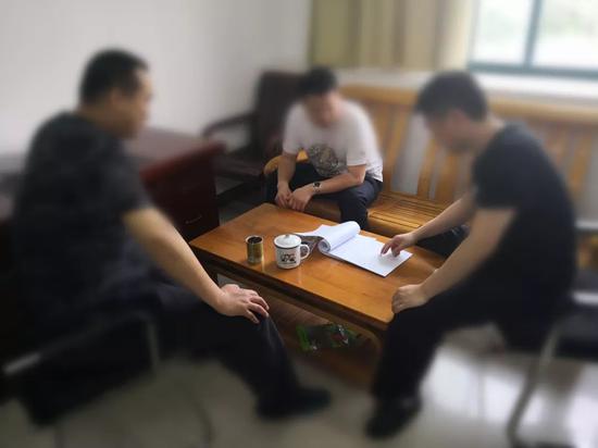 办案民警碰头讨论