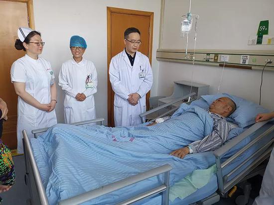 在浦东医院,伤者李老师和家属终于见到了救命恩人刘淑卿。姚毅 摄