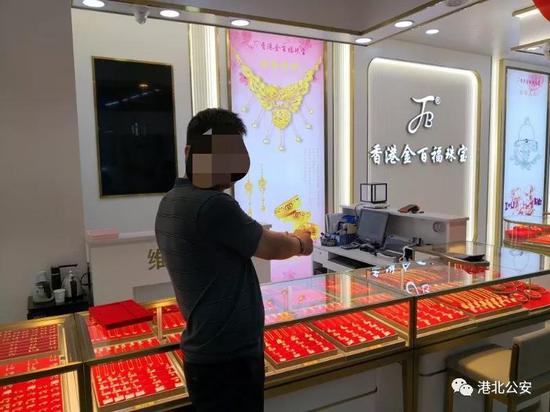 嫌疑人黄某指认现场