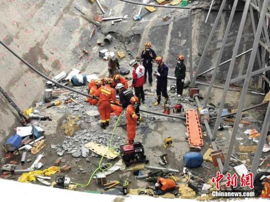 5月20日凌晨1时许,百色市右江区东州大道旁万象城一家名为0776酒吧发生钢架结构屋顶坍塌事故。张期正 摄