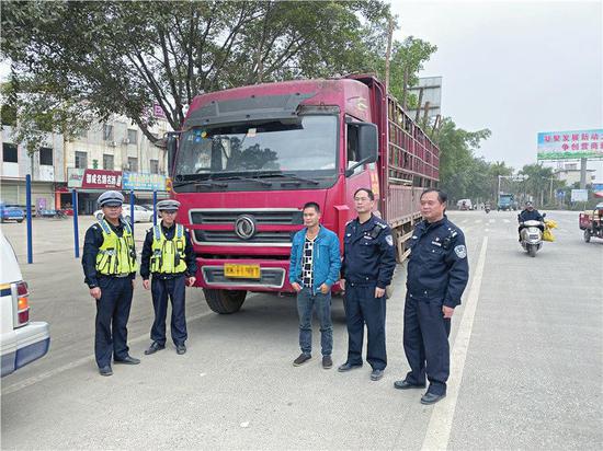 南宁湛江警方联手查处违法车辆(赵晨理摄)