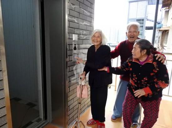 八、九十岁的老人家,可以随时乘电梯上下楼了,一个按键94岁奶奶即可轻松下楼
