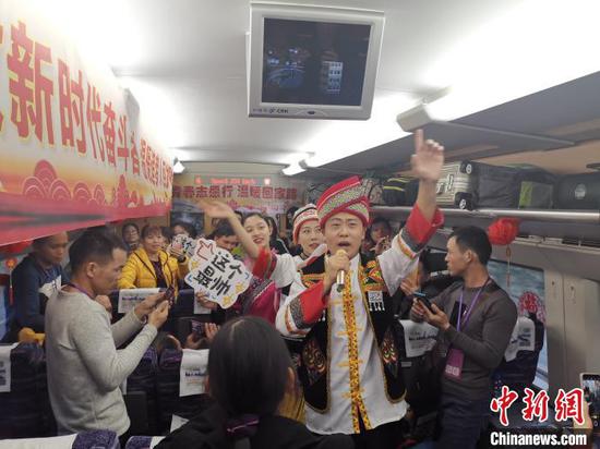 南宁客运段列车工作人员开展活动,营造温暖返乡氛围。 韦增乐 摄