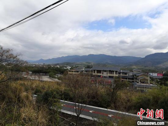 圖為俯拍漓江風物名勝區磨盤山船埠一無所有。 楊陳 攝