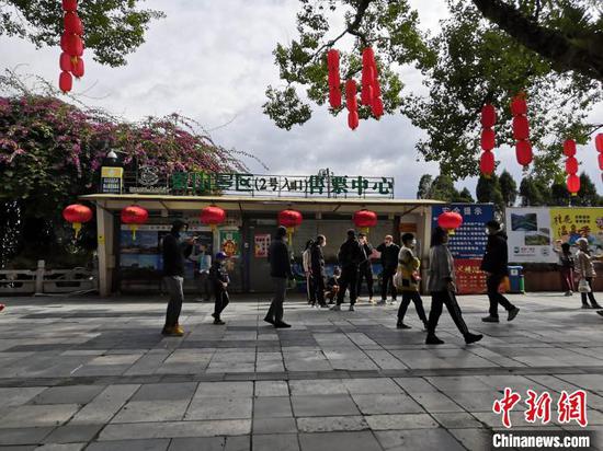 圖為旅客來去于象山景區2號入口前。 楊陳 攝