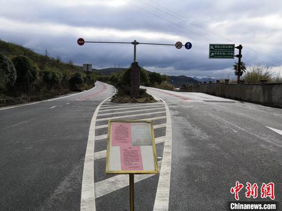 圖為通往漓江風景勝景區磨盤山船埠進口處,暫停營業的布告牌。 楊陳 攝
