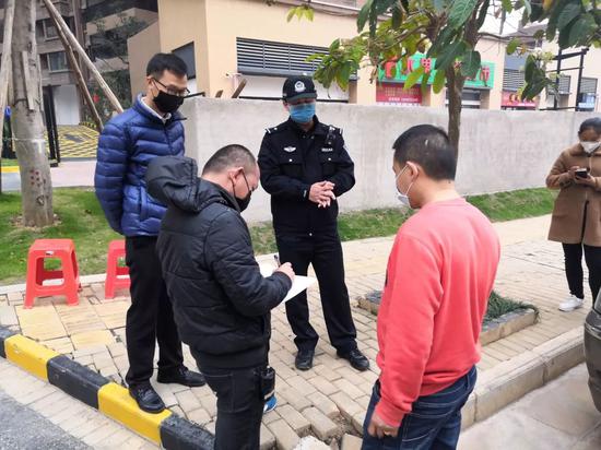 工作组在小区巡查并做好居民需求登记 唐凤 摄