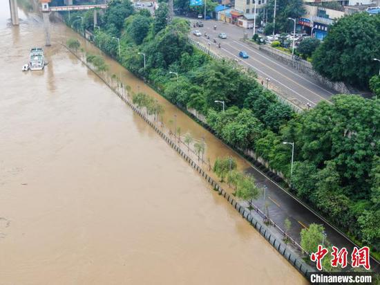 沿河道路被洪水淹没。 王以照 摄