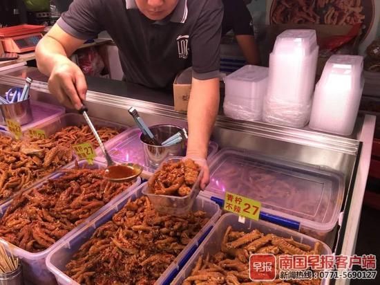 ▲南宁将限制一次性打包餐盒等物品的使用。南国早报记者 苏华 摄
