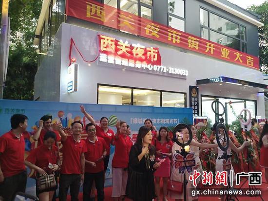 网红们在西关夜市试业现场直播。郑子湛 摄