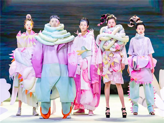 设计作品《山海》现场展演照片 广西艺术学院影视与传媒学院网站 图