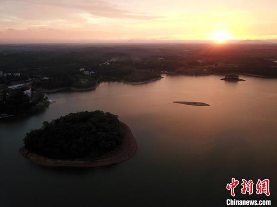 夕阳下的星岛湖美如画。 蒋雪林 摄