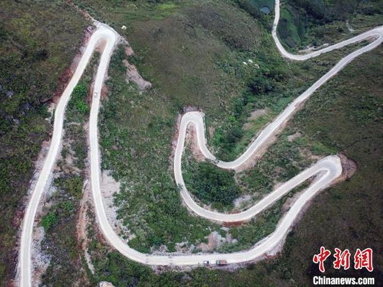 航拍弄顶屯通往大化县城的其中一段山路。 蒋雪林 摄