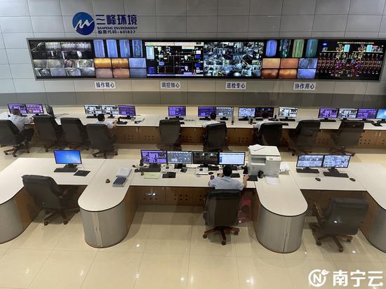 南宁市三峰能源有限公司生活垃圾焚烧发电厂中控室。