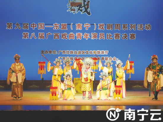  在第九届中国—东盟（南宁）戏剧周系列活动、第八届广西戏曲青年演员比赛决赛中，南宁市民族文化艺术剧院为观众献上精彩的粤剧《贵妃醉酒》。记者赖有光
