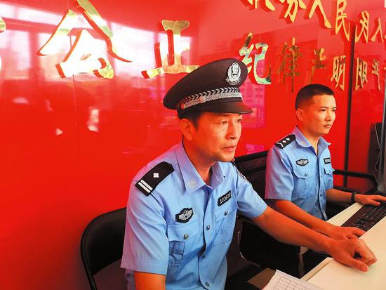 王义军从警12年,一直在一线工作 南宁晚报记者林显威摄