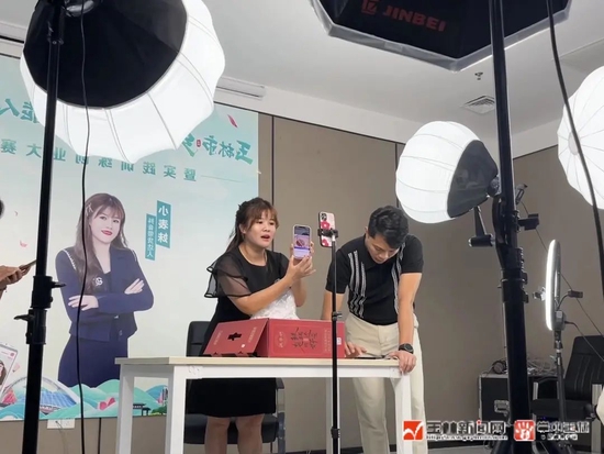 ▲网络达人“小表妹”示范直播带货。