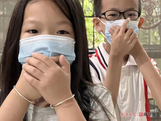 出入公共场所时,全程规范佩戴口罩