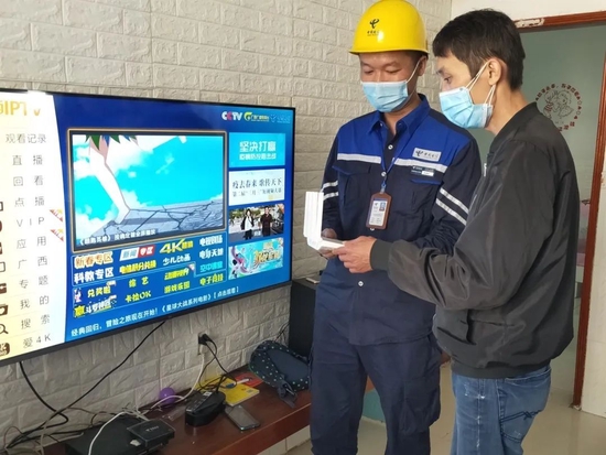 ▲中国电信智慧工程师上门为用户安装千兆光宽带。钟扬勇 摄