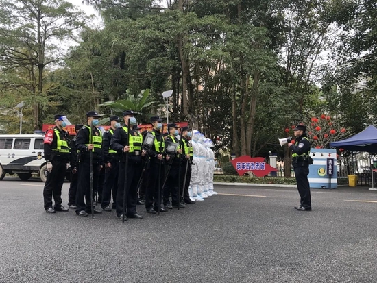 疫情防控期间，黄日带队开展各项勤务之前组织民警集合列队