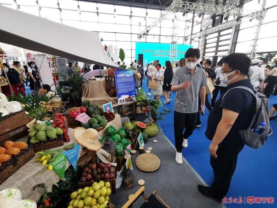 第19届东博会上，国际水果及创意生活展区，各种水果琳琅满目