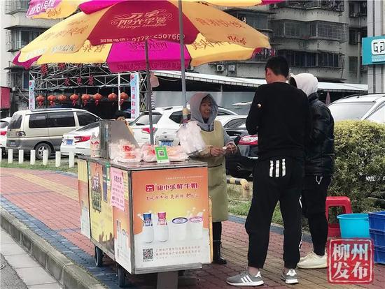 熊胜连忙着卖早餐