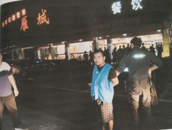 图为陈俊岭指认现场照片