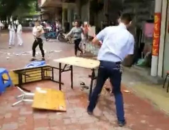 广东城管暴力执法 当街抡铁锤打砸饮食店桌椅