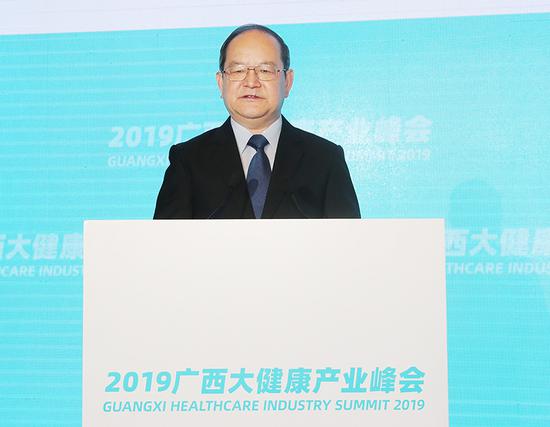 自治区党委书记、自治区人大常委会主任鹿心社在会上致辞。