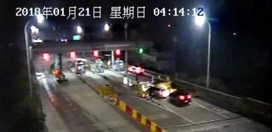 (上下图分别为现场监控视频画面)